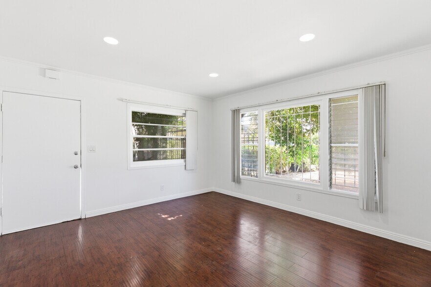 Building Photo - 534 Hyde Park Pl