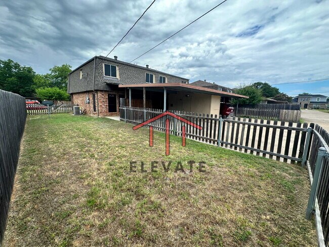 Building Photo - "Charming 3-Bedroom Townhouse Oasis with 2...
