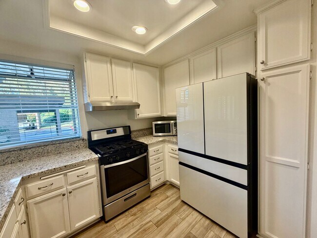 Building Photo - 1 bed, 1 bath Charming Unit in Lake Forest