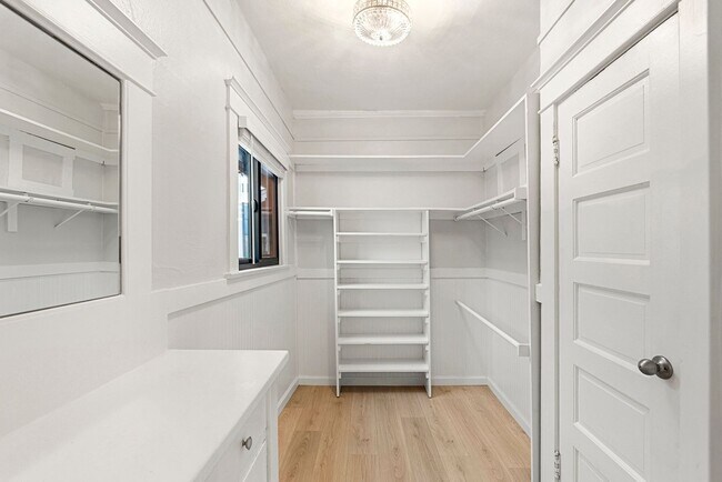 Building Photo - 2 WEEKS FREE!! Newly Renovated JR 1-Bedroo...