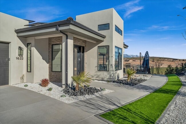 Building Photo - 1622 W Torrey Pnes Rd