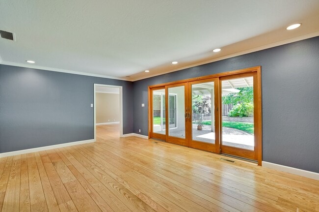 Building Photo - Excellent 3 Bedroom 2 Bath In A Great Neig...
