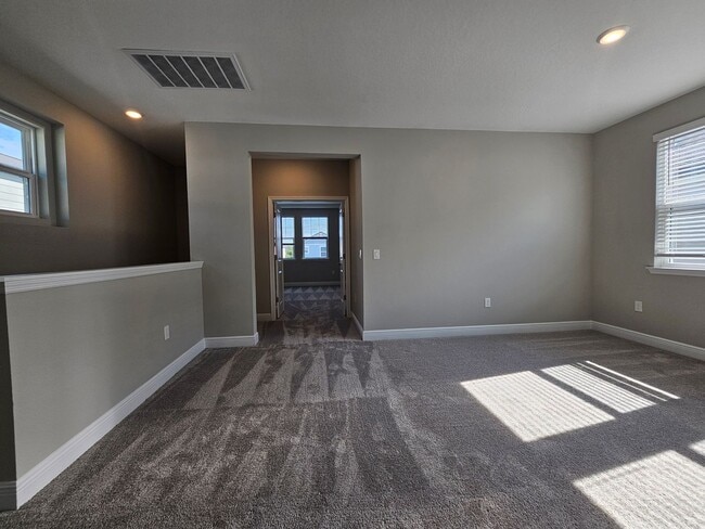Building Photo - Beautiful and Spacious 3 bedroom 2 bath Townhome With a Split Floor Plan in Winter Garden!