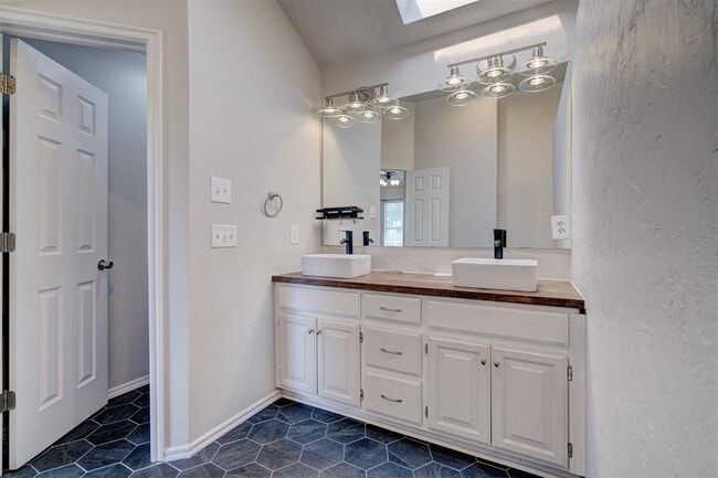 Building Photo - 1019 Dustin Dr