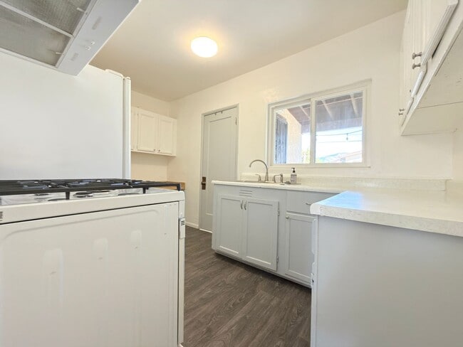 Building Photo - 1007 De Foe St