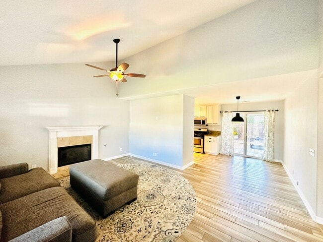 Building Photo - Welcome To Your Upgraded Oak View Home!