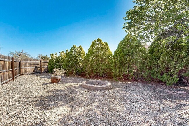 Building Photo - 699 Lakeview Cir SE