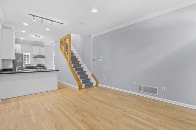 Building Photo - 813 N Lawrence St
