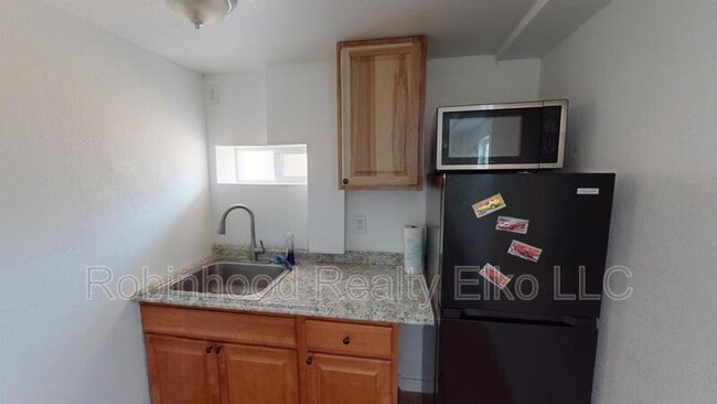 Building Photo - 756 1/2 Maple Street Unit B