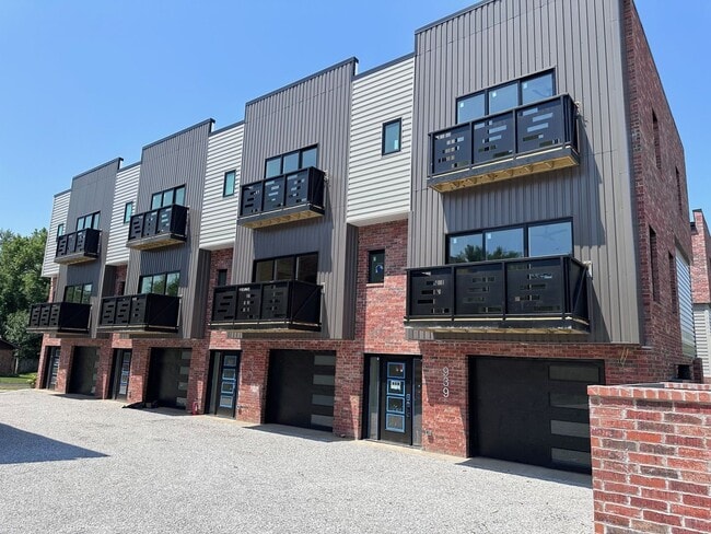 Building Photo - ***933 SE 10th Street***