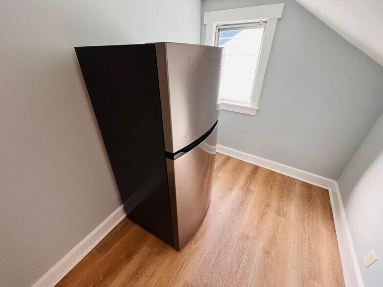 Building Photo - 313 S Lakeside Dr