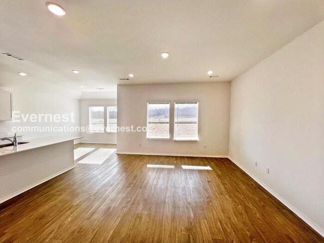 Building Photo - 116 E Sunbelt Ct