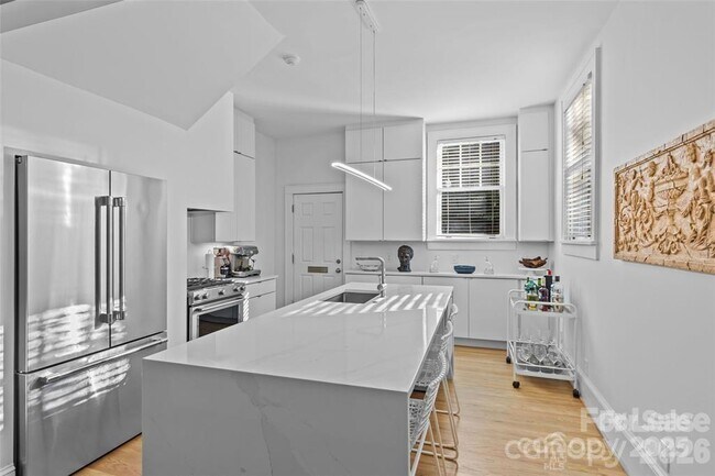 Building Photo - 609 Queens Rd