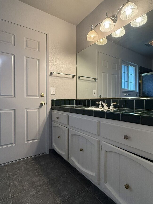 Building Photo - Move in special, Half off first month's re...