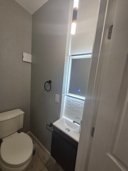powder room - 5619 Lansdowne Ave
