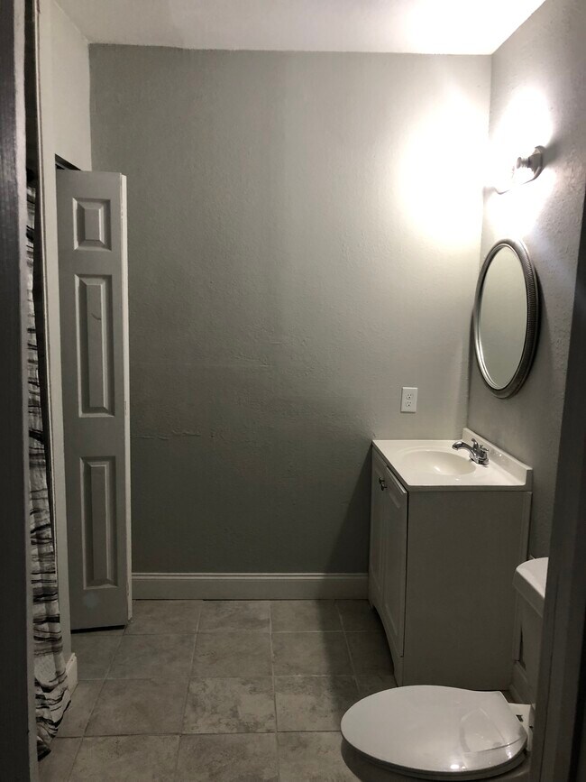 Building Photo - 1121 Avondale Ave