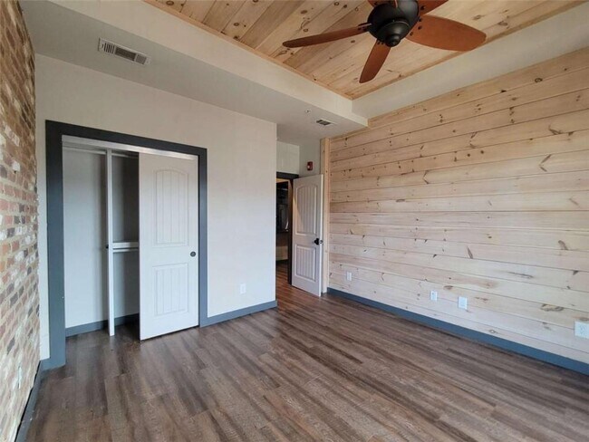 Building Photo - 550 E Main St