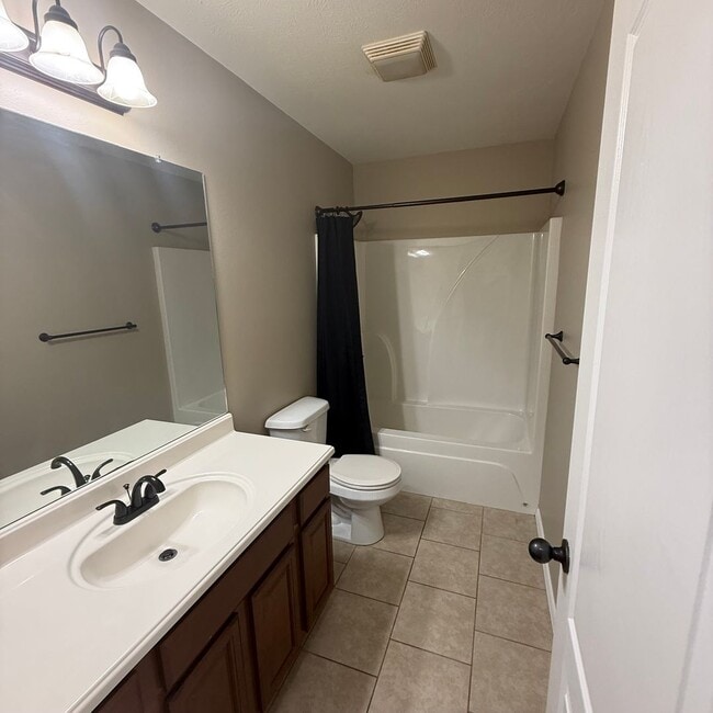 Building Photo - Quiet Country Living - Beautiful Available Now