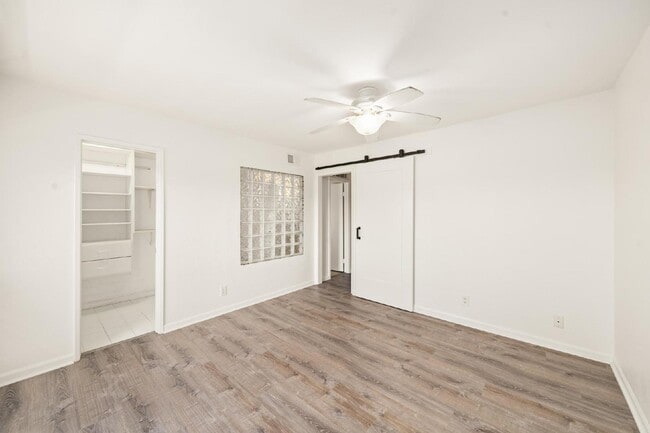 Building Photo - Fabulous University Heights location!