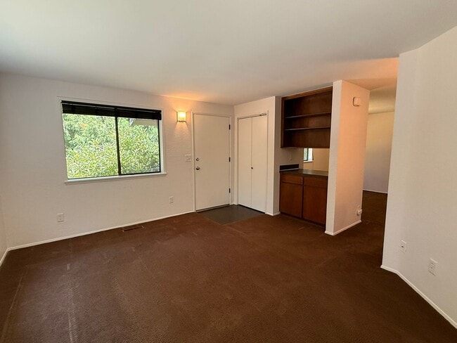 Building Photo - 2Bd/1.75Ba Issaquah Home