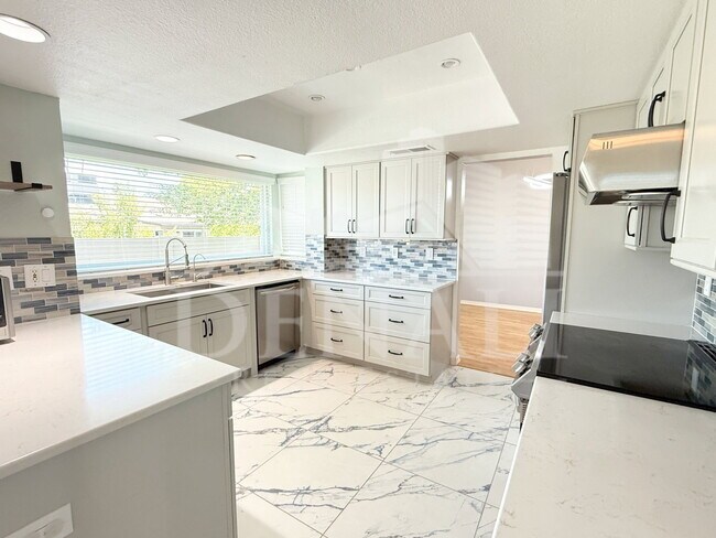 Building Photo - 811 E Chilton Dr