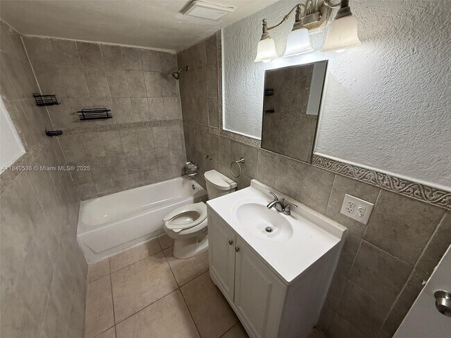 Building Photo - 1815 W 56th St