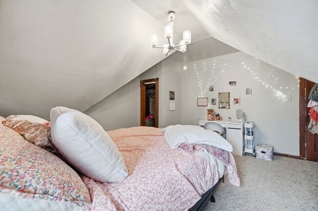 Building Photo - 7 bed/2 bath on Rohs St., Mins. from UC for Only $600/pp ($4,200/mo)!