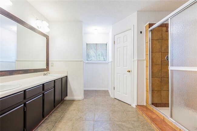 Building Photo - 1010 Laurelleaf Dr