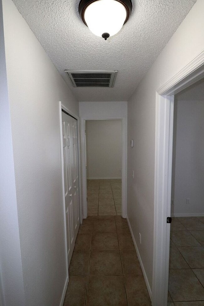 Building Photo - Corner of Curry Ford and Goldenrod 3 bedroom 2 baths and one car garage