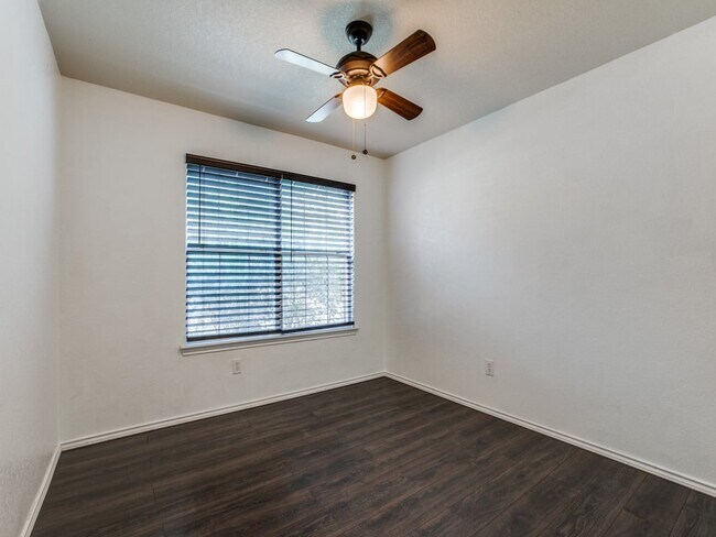 Building Photo - 10116 Villa Del Lago