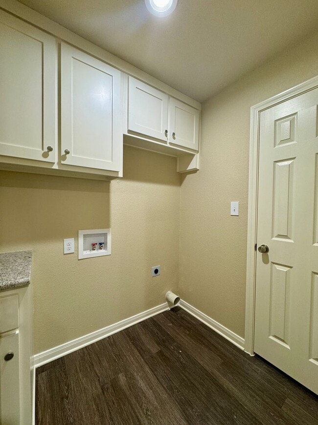 Building Photo - Townhome *LEASING SPECIAL AVAILABLE*