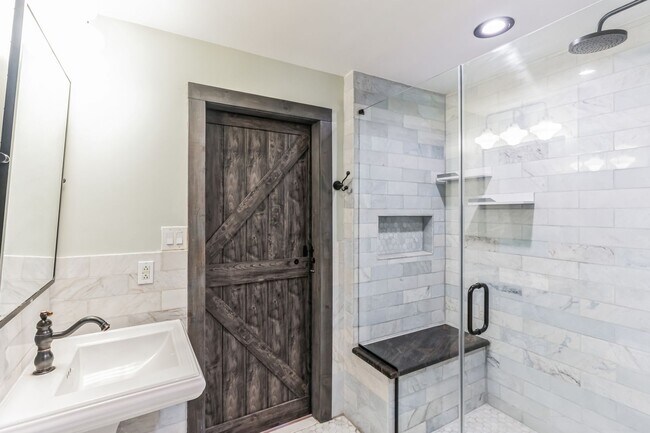 Building Photo - Beautiful 2 Bedroom, 1 Bathroom Condo In W...