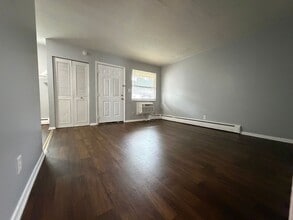 Building Photo - Spacious 1–3 Bedroom Apartments in South Louisville | Cedar Chase