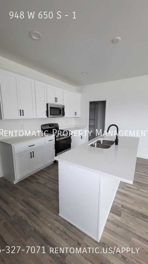 Building Photo - 948 W State Rd