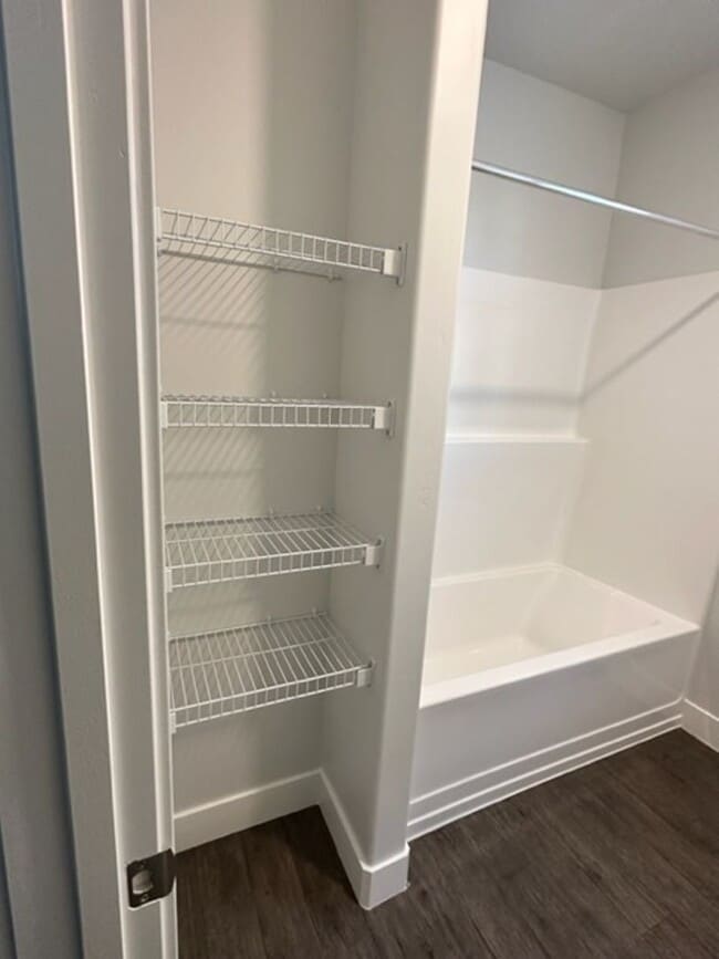 Building Photo - Gorgeous Condo!