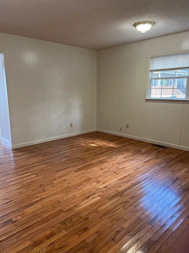 Building Photo - Charming Single Family Home in the Heart of Elizabethton