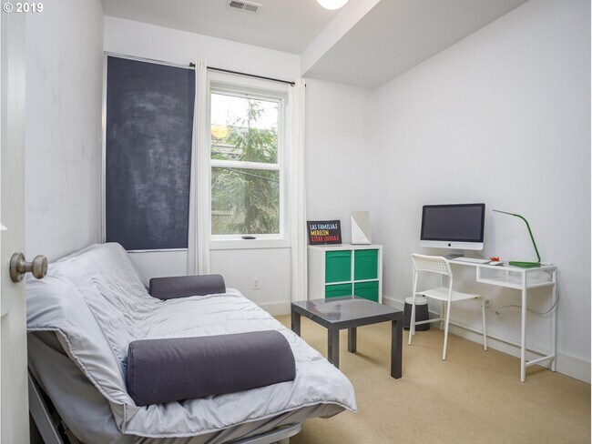 Building Photo - NorthWest/Nob Hill Condo 3Bd/2Ba ~ Washer/Dryer In Unit, Assigned Covered Parking,  Close to Shop...