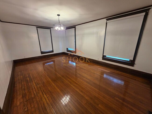 Building Photo - Well-Maintained Historic 4 BR Home Close to Campus! Lawn Mowing Included!