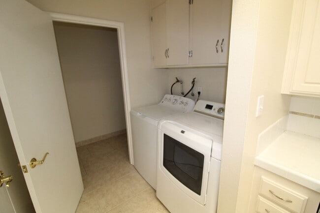 Building Photo - Concord/ Walnut Creek Border! 2172 sq ft h...