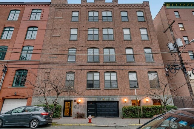 Building Photo - 1015 Clinton St