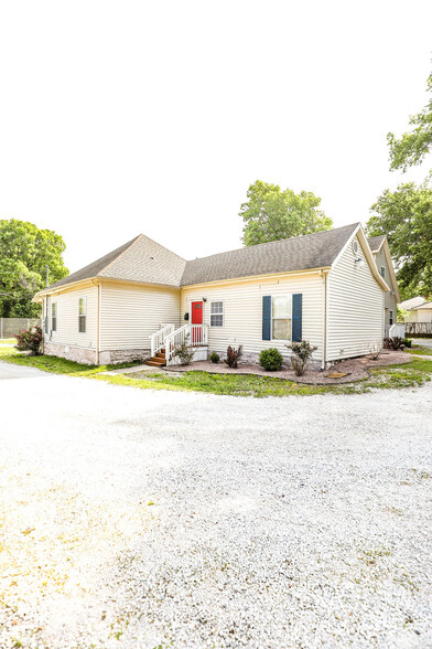 Building Photo - 614 W Mount Vernon St