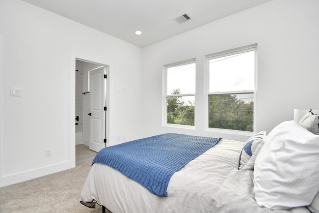 Building Photo - 4802 Elysian St