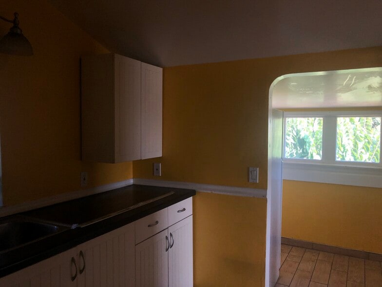 Kitchen - 6142 Oak Ave