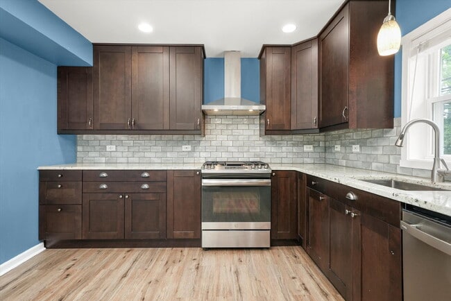 Building Photo - Stylish 4-Bedroom Home with Room to Work, ...