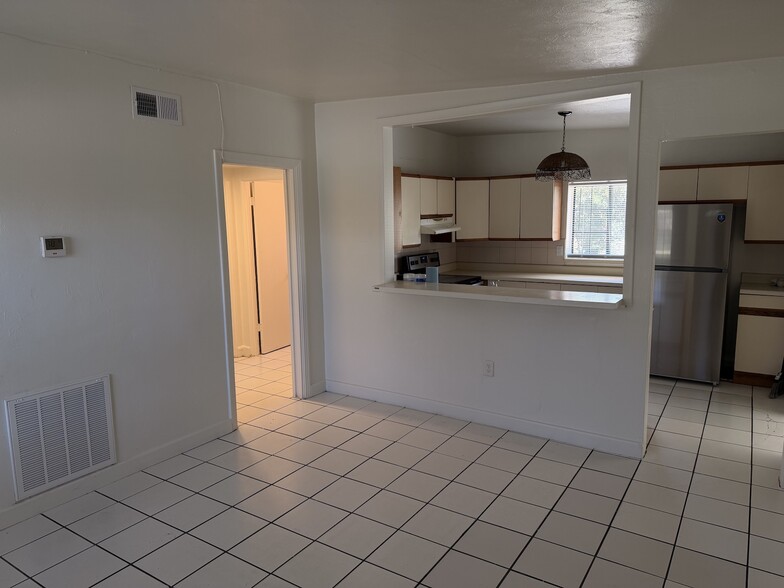 Building Photo - 4825 Burgundy Ln