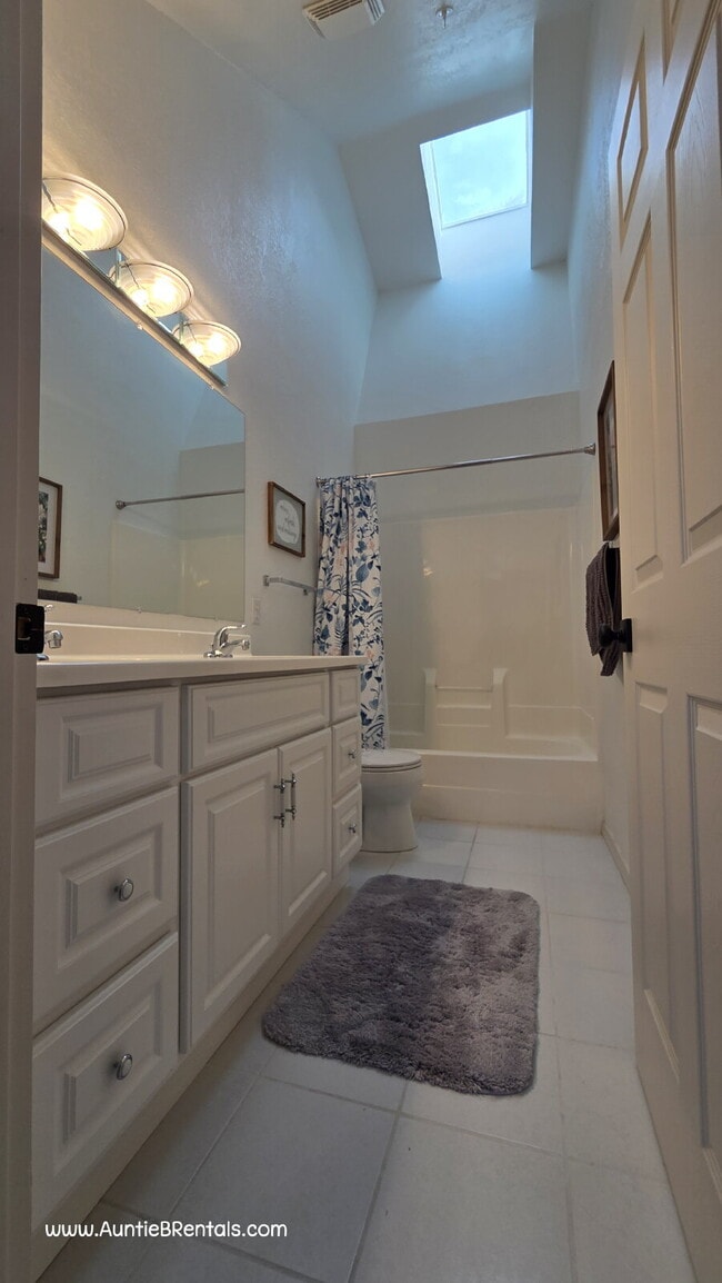 Building Photo - 3-Bedroom Upper-Level Condo in Historic Downtown Stillwater - VIDEO TOUR!