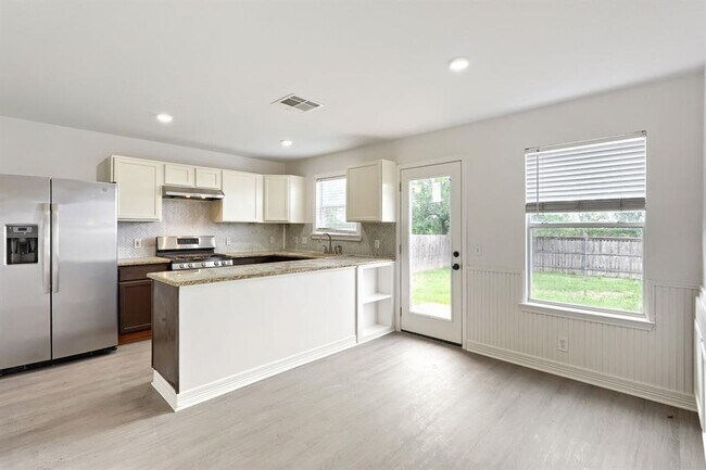 Building Photo - 184 Unity