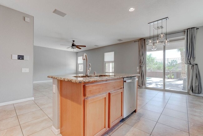 Building Photo - 2589 Chateau Clermont St
