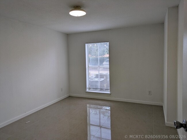 Building Photo - 733 Riverside Dr