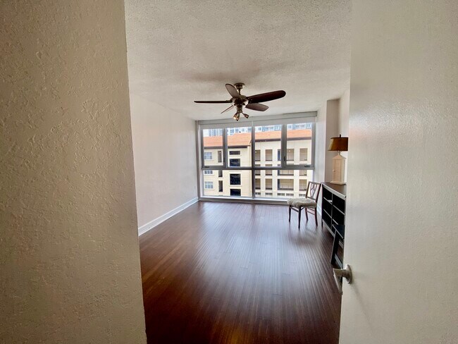 Large bedroom fits king bed with 2 side nightstands - 470 3rd St S